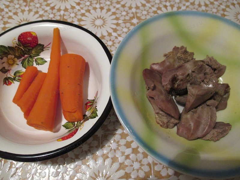 Сырный рулет с куриной печенью и морковью