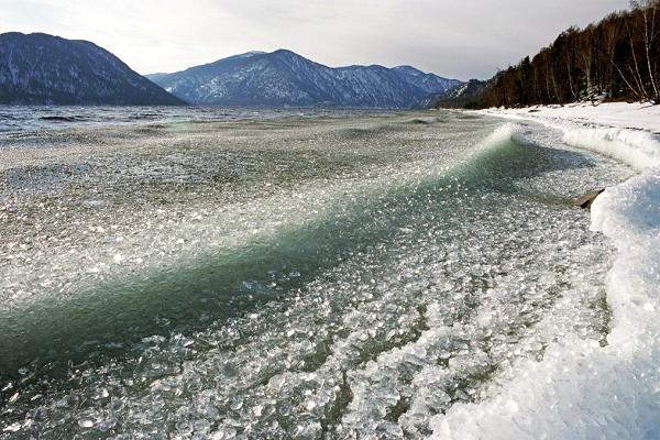 Телецкое озеро зимой - зимний отдых на Алтае.