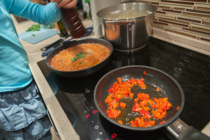 Готовим с детьми: простой  томатный соус к спагетти