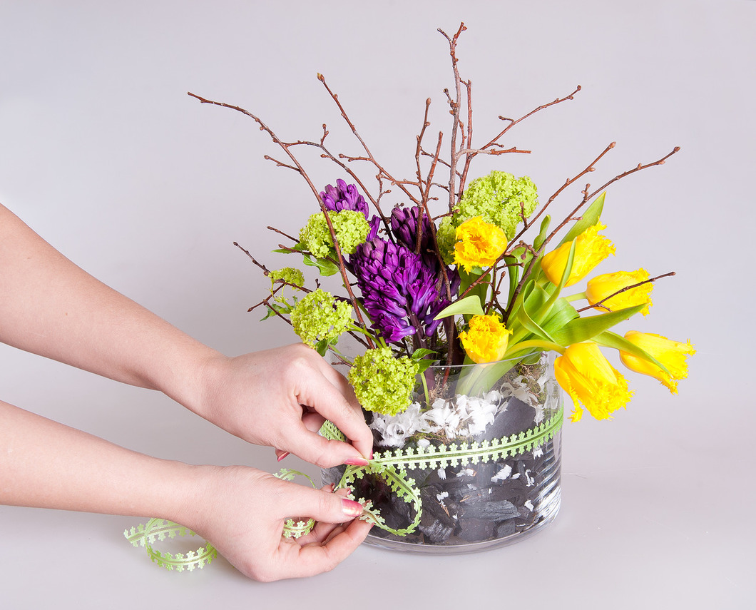 Цветы на 8 марта. Мастер-класс по флористике - как создать интересный букет на 8 марта своими руками. Изысканная цветочная композиция на 8 марта - это просто!