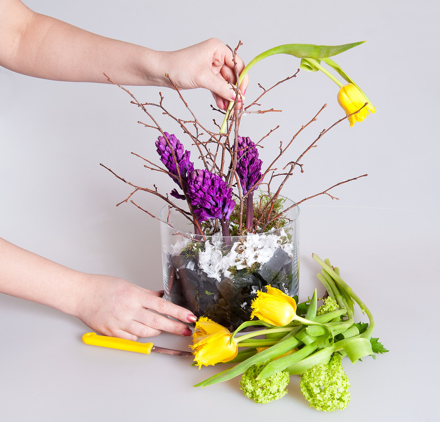 Цветы на 8 марта. Мастер-класс по флористике - как создать интересный букет на 8 марта своими руками. Изысканная цветочная композиция на 8 марта - это просто!