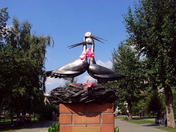 17 сибирских памятников, посвященных семье, любви и детям 