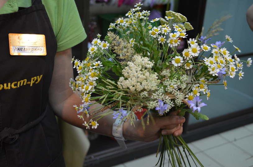 Букет из ромашек - мастер-класс флориста. Как сделать цветочную композицию на День семьи, любви и верности. Букет 8 июля.