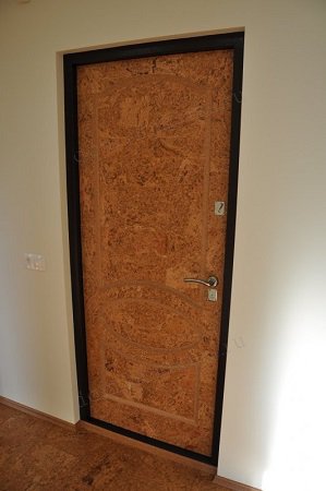 Входная дверь: декоративное покрытие пробкой