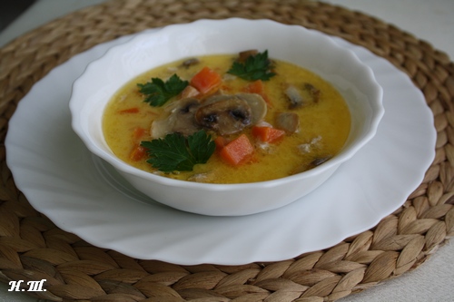 Сырный суп с грибами, пореем и мясным фаршем