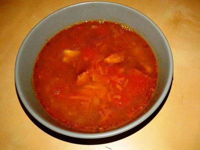 Фасолевый томатный суп с колбасками