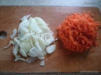 Судак, запеченный с морковью, луком и яйцом