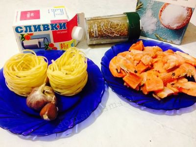 Гнезда с лососем и креветками в сливочном соусе 