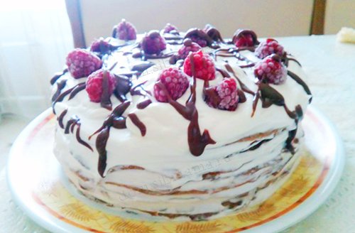 Блинный торт со сливочным кремом и ягодой