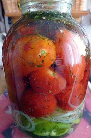 Быстрые маринованные пикантные помидоры
