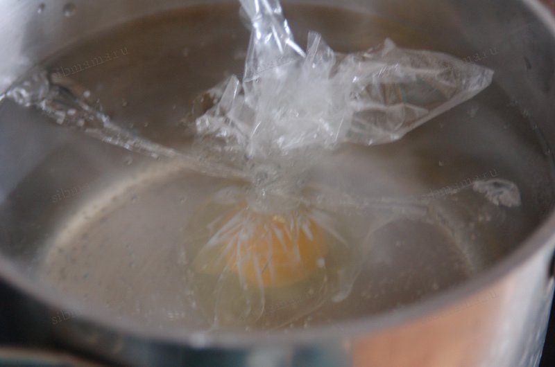 Яйца пашот с помощью пищевой пленки