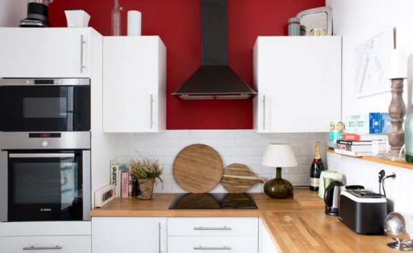 Яркий цвет над шкафами и кухонным фартуком добавит помещению сочности и глубины