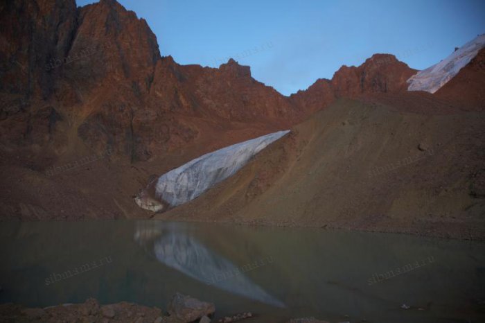 По долине Малой Алматинки идет дорога к высокогорным метостанциям
