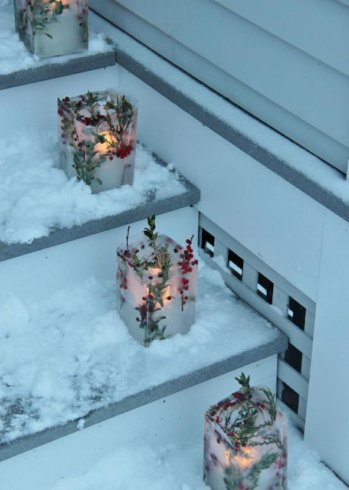 Свечи и фонари на новогоднем балконе