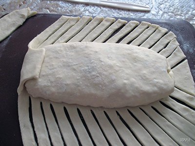 Сырный пирог-плетенка на холодной пшеничной закваске