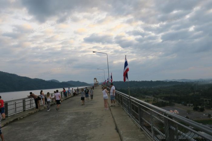 плотина Khun Dan Prakan Chon Dam Тайланд