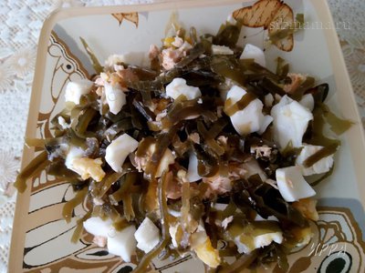 Салат из морской капусты с горбушей и адыгейским сыром