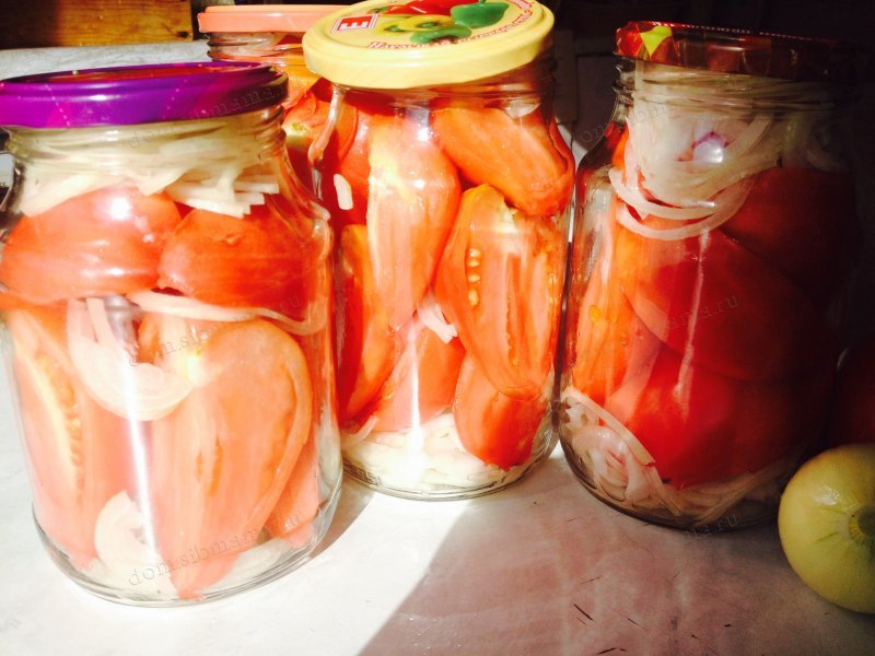 Резаные помидоры с луком 