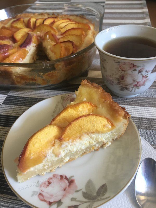 Нежный творожный пирог с персиками