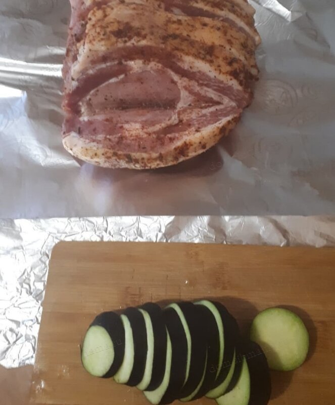 Запеченная свинина с баклажанами и помидорами