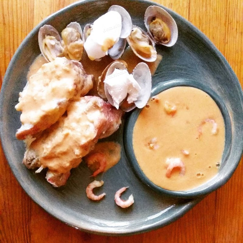 Морской окунь под соусом биск с моллюсками вонголе и сливочным сыром