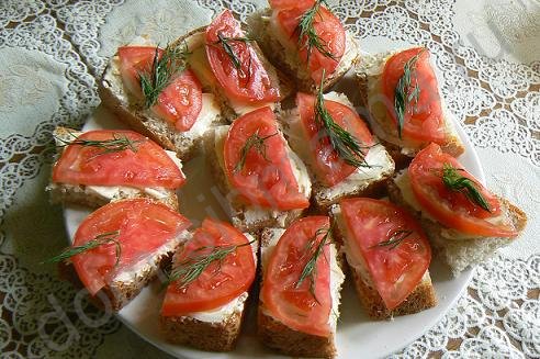 Бутерброды с луком и помидорами