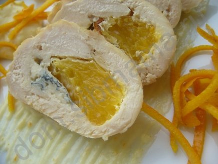 Куриные рулетики с апельсином и голубым сыром