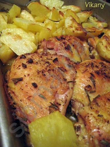 Курица и картофель, запеченные с розмарином