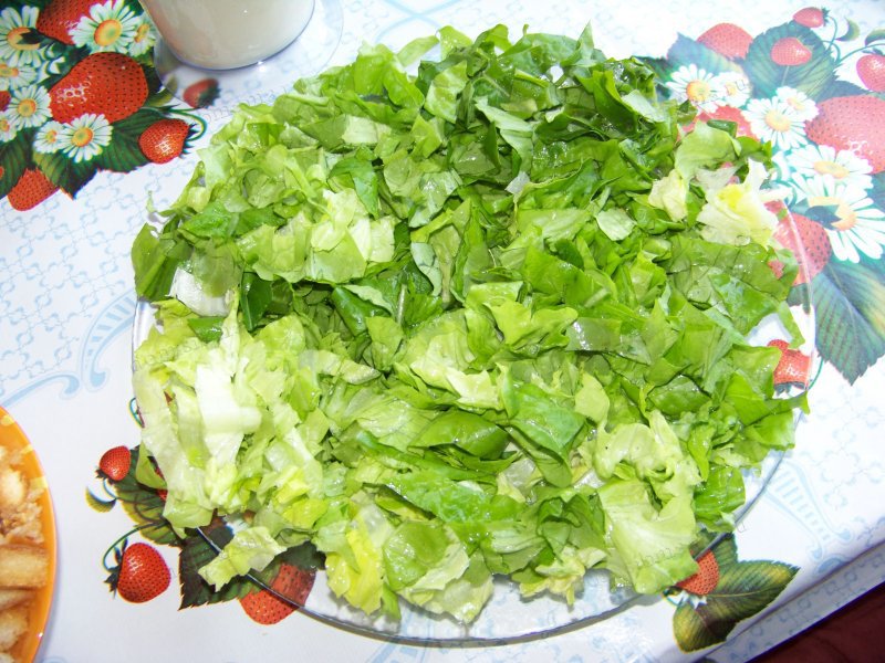 Салат а-ля Цезарь слоеный с домашним соусом