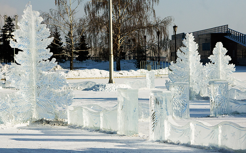 Снеговей. Красноярск снежный городок. Композиции из снега. Елка изо льда. Забор из льда.