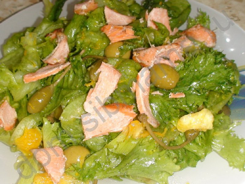 Салат из семги-гриль с оливками и апельсинами