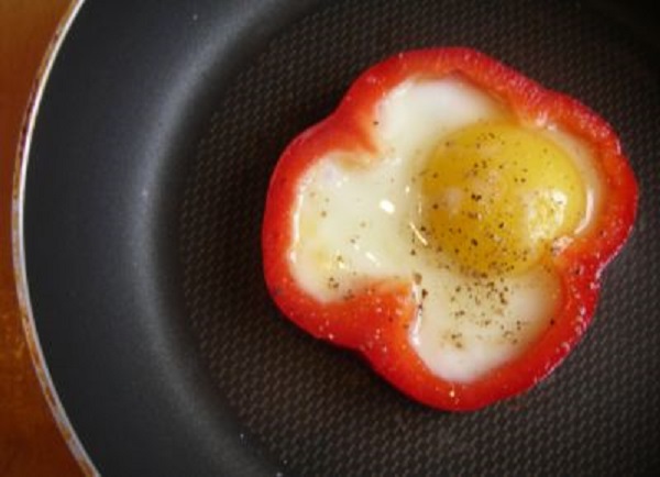 Яичница в болгарском перце, яичница с помидорами, рецепт
