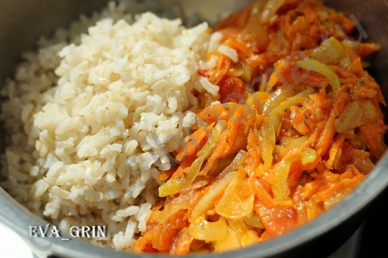 Кабачок, фаршированный овощами с рисом