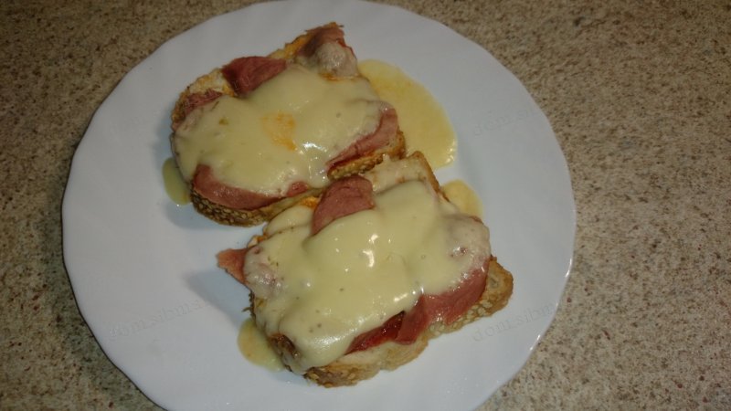 Фото горячего бутерброда с колбасой и сыром