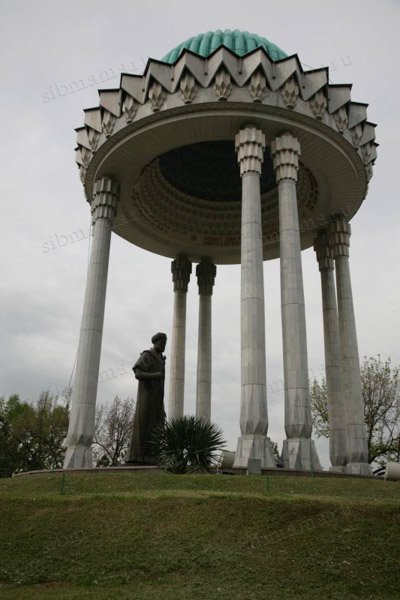 памятник  Навои