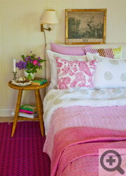 яркий цвет стен для маленькой спальни
