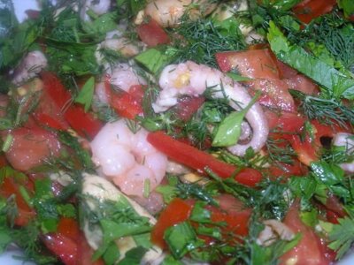 Салат из морепродуктов с помидорами