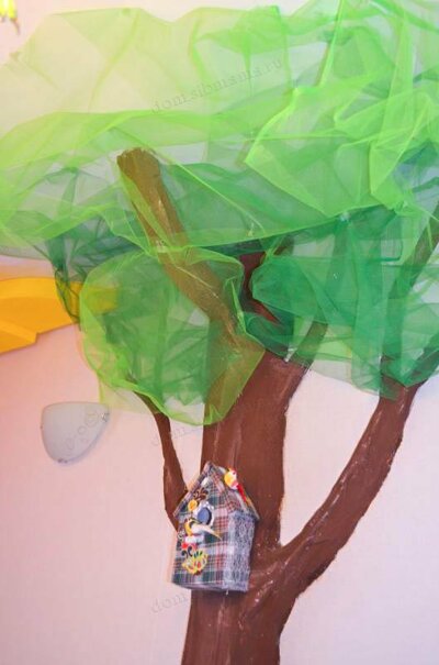 Дерево в детской комнате из папье-маше