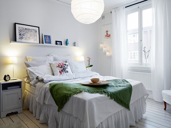 белый цвет стен для маленькой спальни 