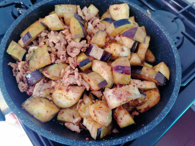 Горячий салат из баклажанов и мяса по-корейски