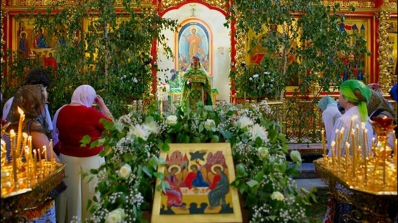 Храмы в день Троицы традиционно украшаются березовыми ветвями, цветами