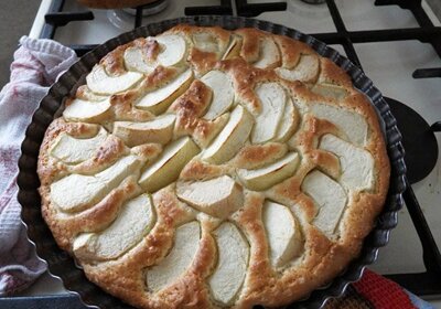 Пирог с яблоками и халвой 